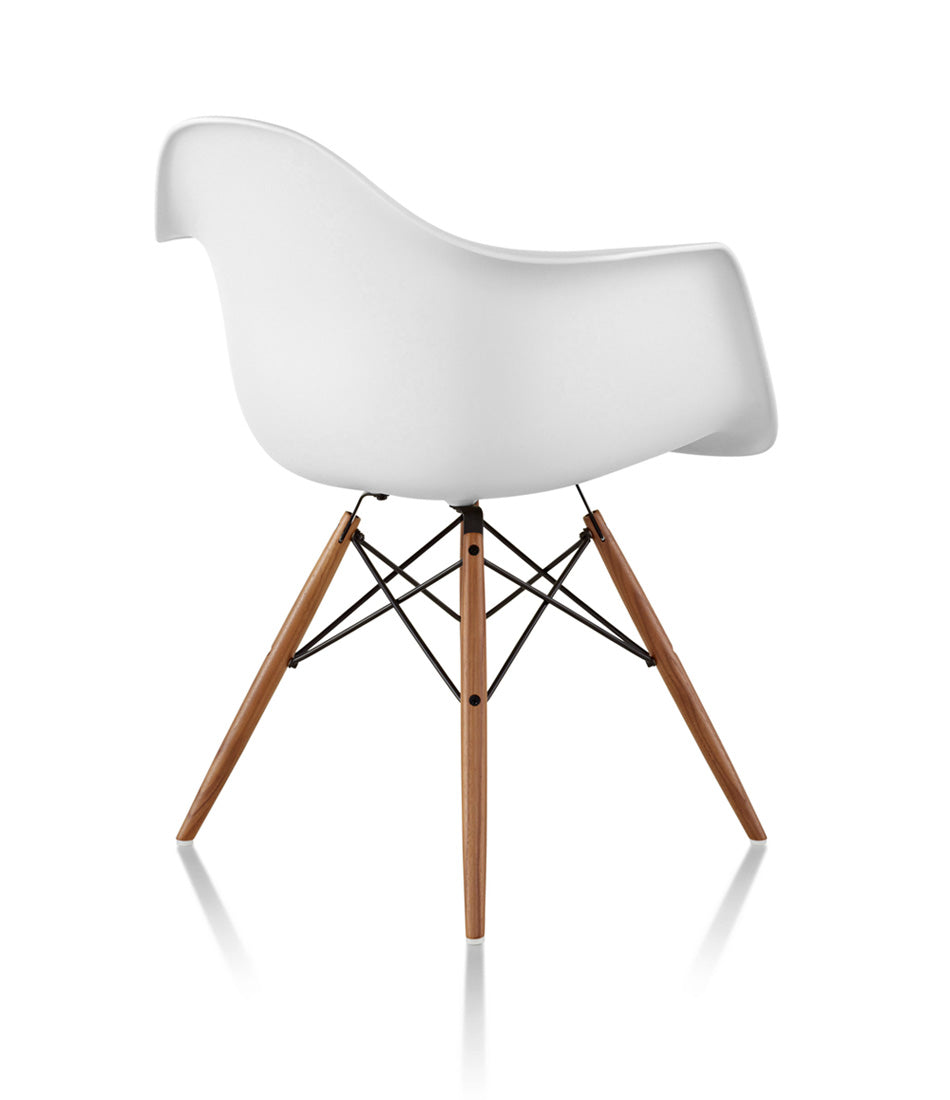 Eames® 模压塑料扶手椅，销钉底座