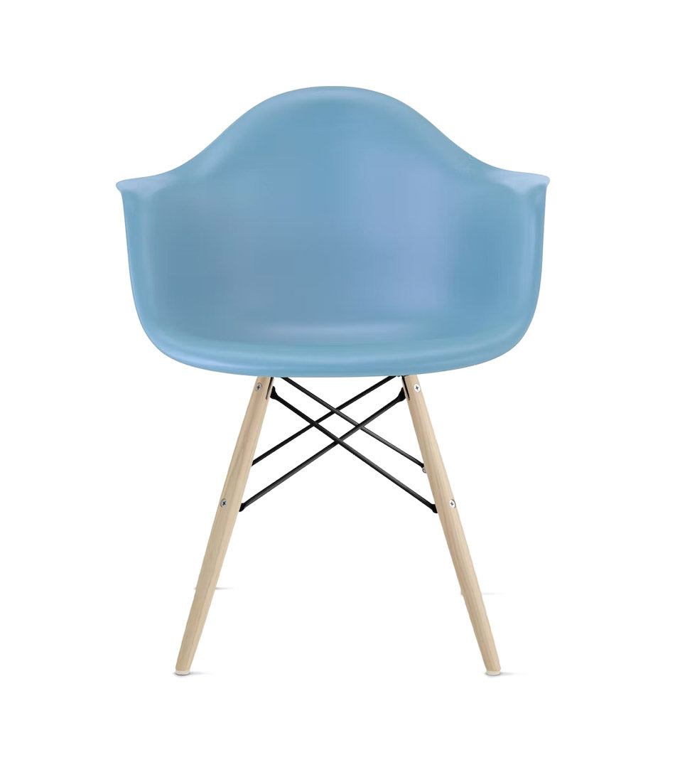 Eames® 模压塑料扶手椅，销钉底座