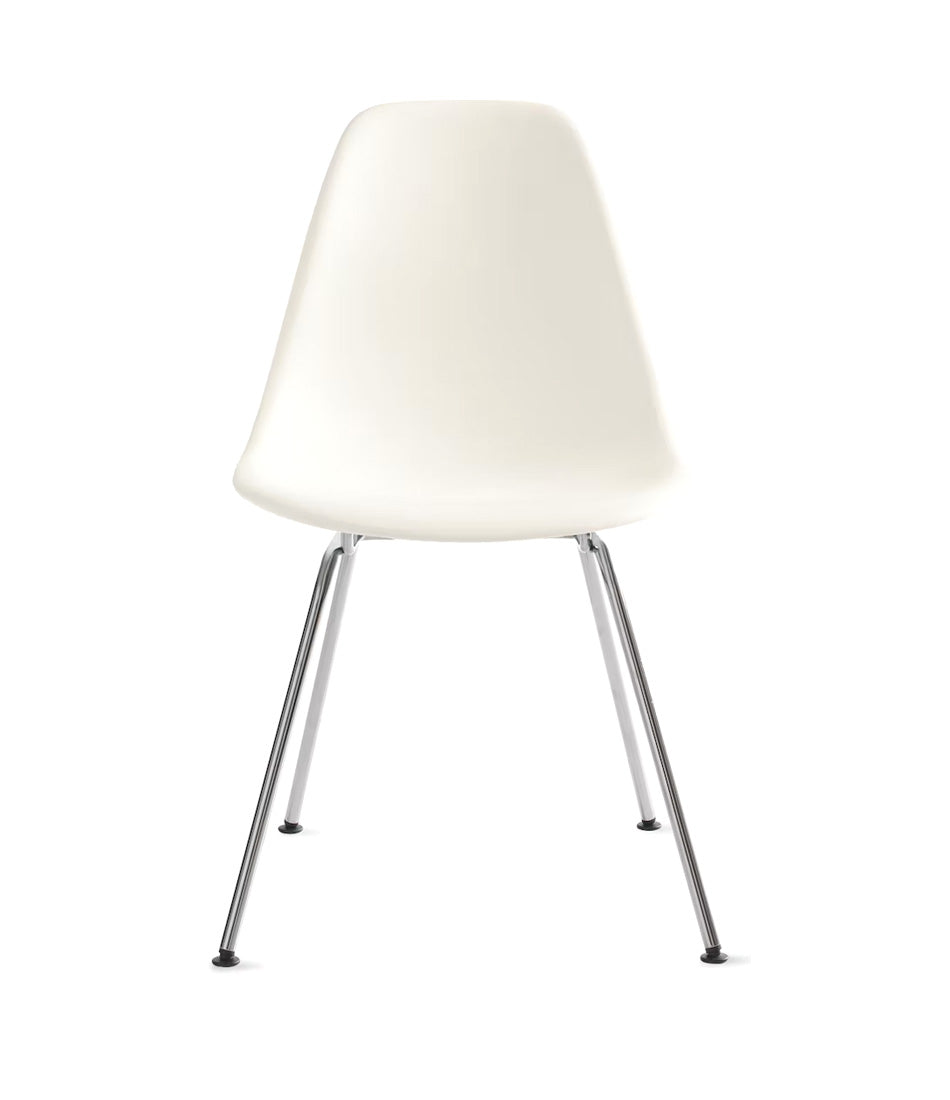Eames® 模压塑料边椅，4 腿底座