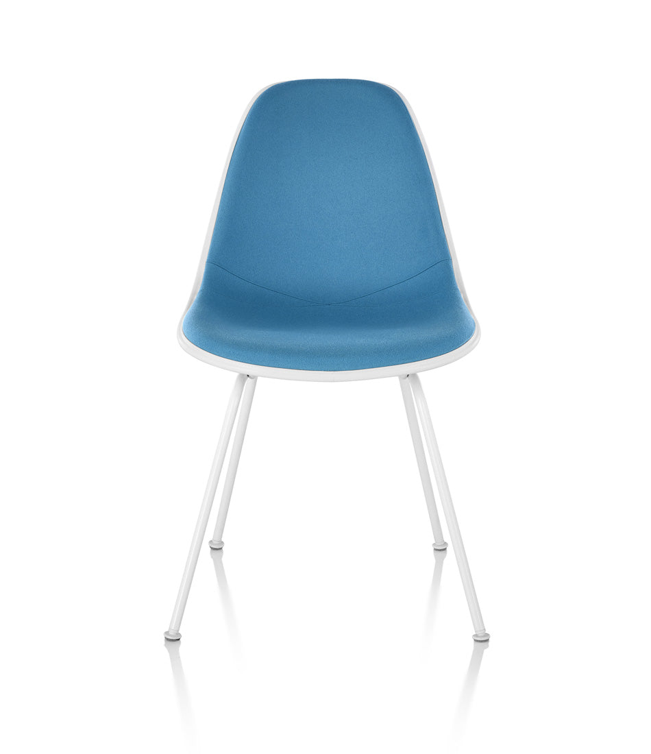 Eames® 模压塑料边椅，4 腿底座 - 软垫