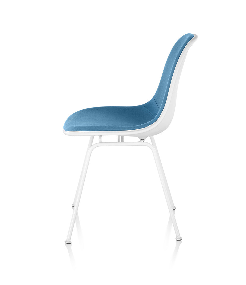 Eames® 模压塑料边椅，4 腿底座 - 软垫