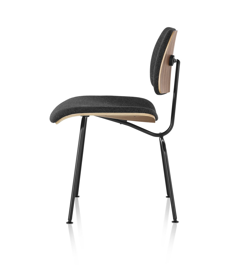 Eames® 模压胶合板餐椅，金属底座软垫